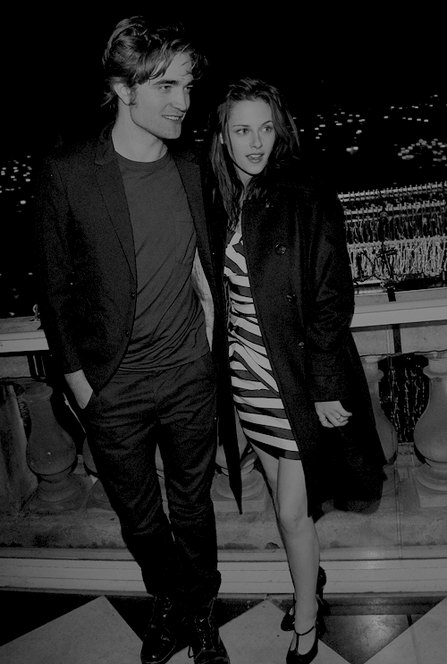 dailyemsten:Kristen and Robert in Paris, 2008.