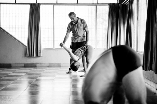 In class with MasterJi Mysore, India Christine Hewitt © yogicphotos.com