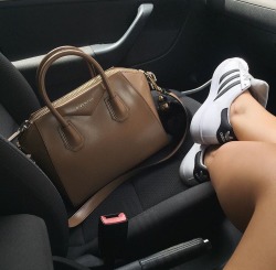 lux-louboutins:  dollasign-mami:  $$   http://lux-louboutins.tumblr.com/