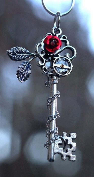 vicssecretmind:  sarpmaster:  ıf u hold the key on hand, u wıll open the doors always……..  💋💞👓 