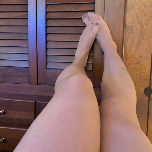 cadence47:jennifertgirl:“Worship these feet, baby!”