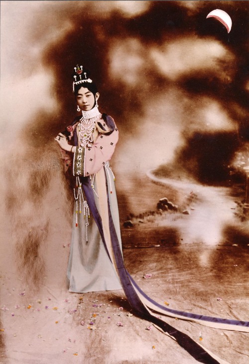 orientallyyours:Mei Lanfang 梅蘭芳 (1894-1961) in “Heavenly maid scatters flowers&q