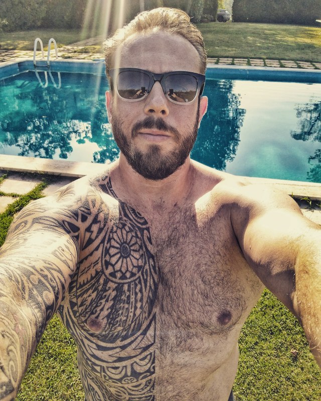 Swimming, relaxing and taking some Vitamin  D. 🏊☀️🔱How is your Sunday going so far?