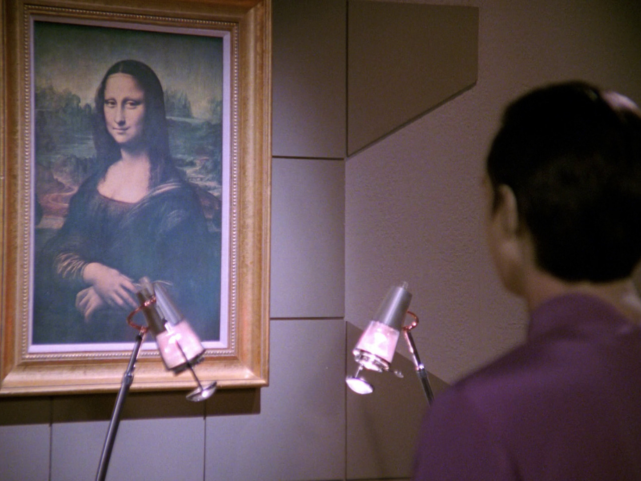 amethyst-soong:Data trying to smile like the Mona Lisa. 
