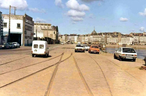 Nantes, les quais.Aujourd’hui:https://www.google.com/maps/@47.208376,-1.561105,3a,75y,300.38h,85.1t/