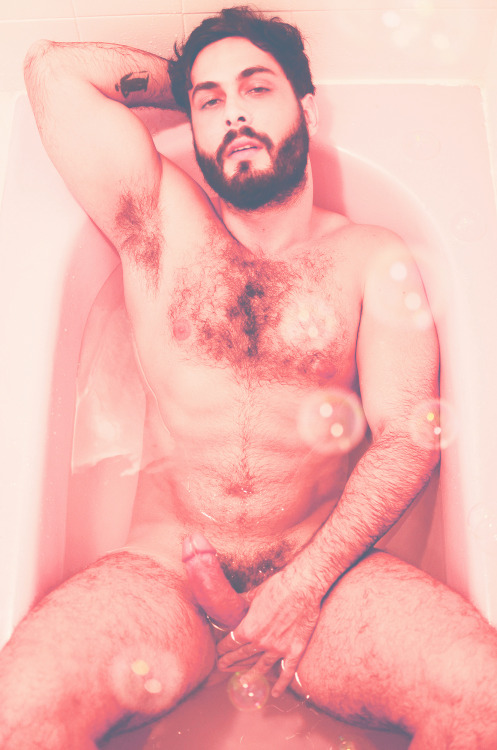 20-cm:  nsfjp:  Bubbling Hot Pt.1 with SáJoão by me, JP, for nsfjp.tumblr.com  Para ouvir: No Doubt - Bathwater 