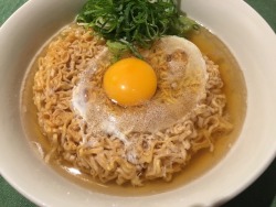 syokujirock:チキンラーメン+卵