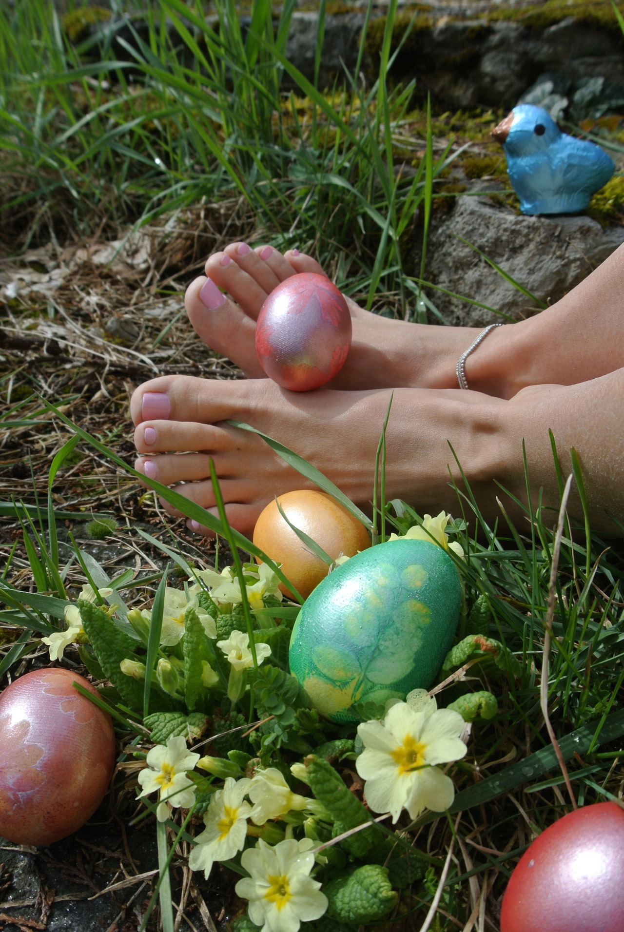 hippie-feet:  At the last minute we dyed some easter eggs for the hunt today! 💎🐣
