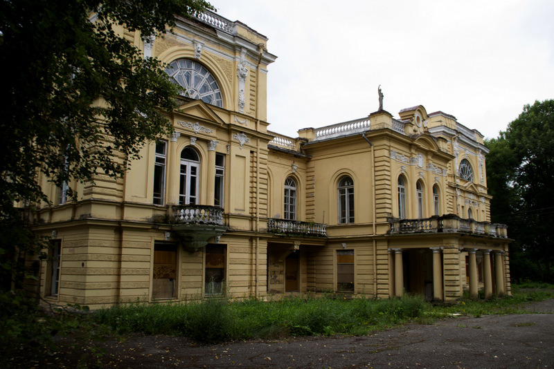 destroyed-and-abandoned:  Abandoned mansion in Lithuania Source: Shiagur (reddit)