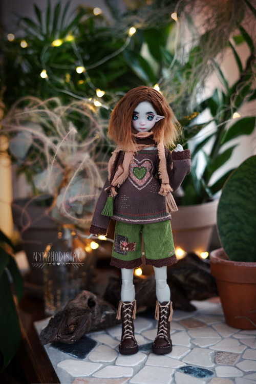  One of a kind outfit for Somni by Atelier Momoni (or similar sized dolls).Single copy. Ready to shi
