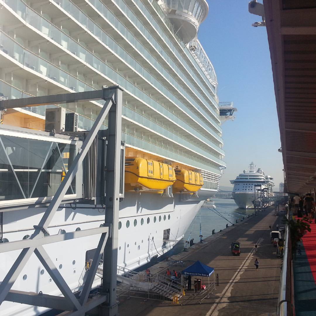 Harmony of the Seas e Adventure of the Seas yesterday in Barcelona#HarmonyoftheSeas#AdventureoftheSeas #barcelona #barcellona #RoyalWow #royalcaribbean #cruising #cruisingaround #crociera #crociere #crazycruises #goodtime #cruiseship #bigcruiseship