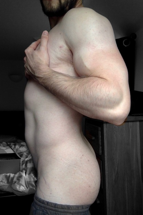 theonlylivingboyinnewyork:  I’ve run out of captions for my selfies, so I’ll just name this one, “spot the stretch marks”. 