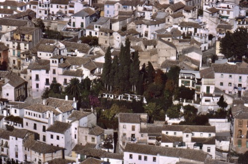 Albaicín con mirador de San Nicolás, vista desde la Alhambra, Granada, 1977.Interesting translation 