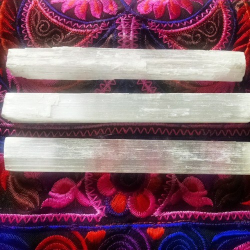 Selenite is a master at clearing space, self, and other objects/stones #gemstonetherapy #crystalheal