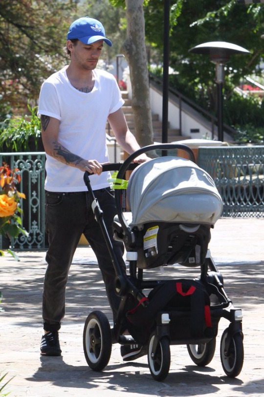 shinu hodo — Louis Tomlinson takes a break from daddy duties