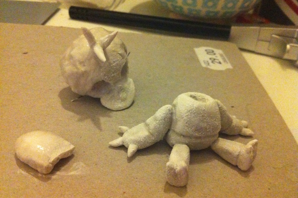 not-a-comedian:  I made a tiny Chica sculpt! Her jaw is moveable and the head is