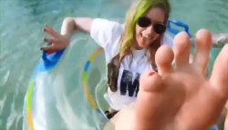 xfeet:  Avril Lavigne Feet