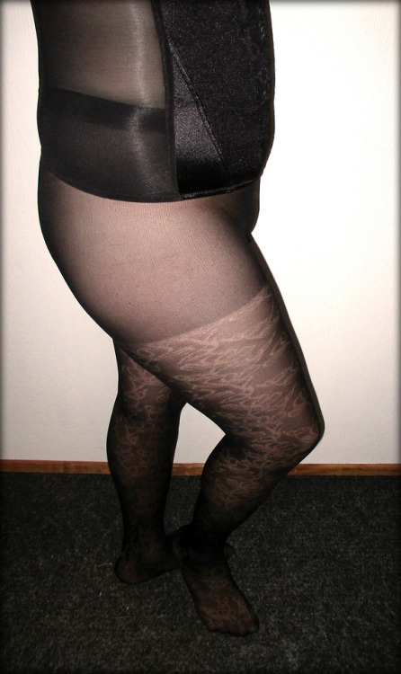 Corset and patterned pantyhose. Do you like this outfit?