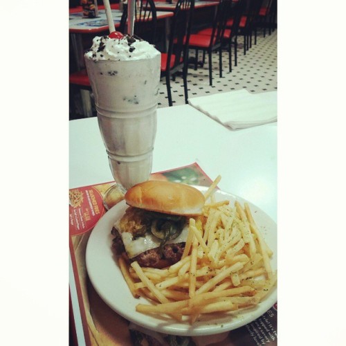 lejim23:  Oreo shake, Philly cheese steak burger. #foodporn #food #oreo #shake #burger #mcm  (at Steak ‘n Shake)