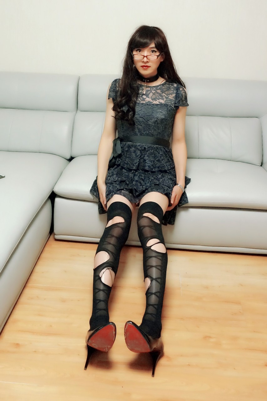 lingcunaili:  I feel so goooooood when I wear skirt，collar，and high heeled❤