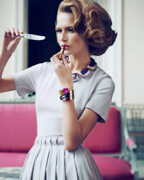 A woman with a delightful style making me wanna live in 50s. This is one of the photo sets that I li