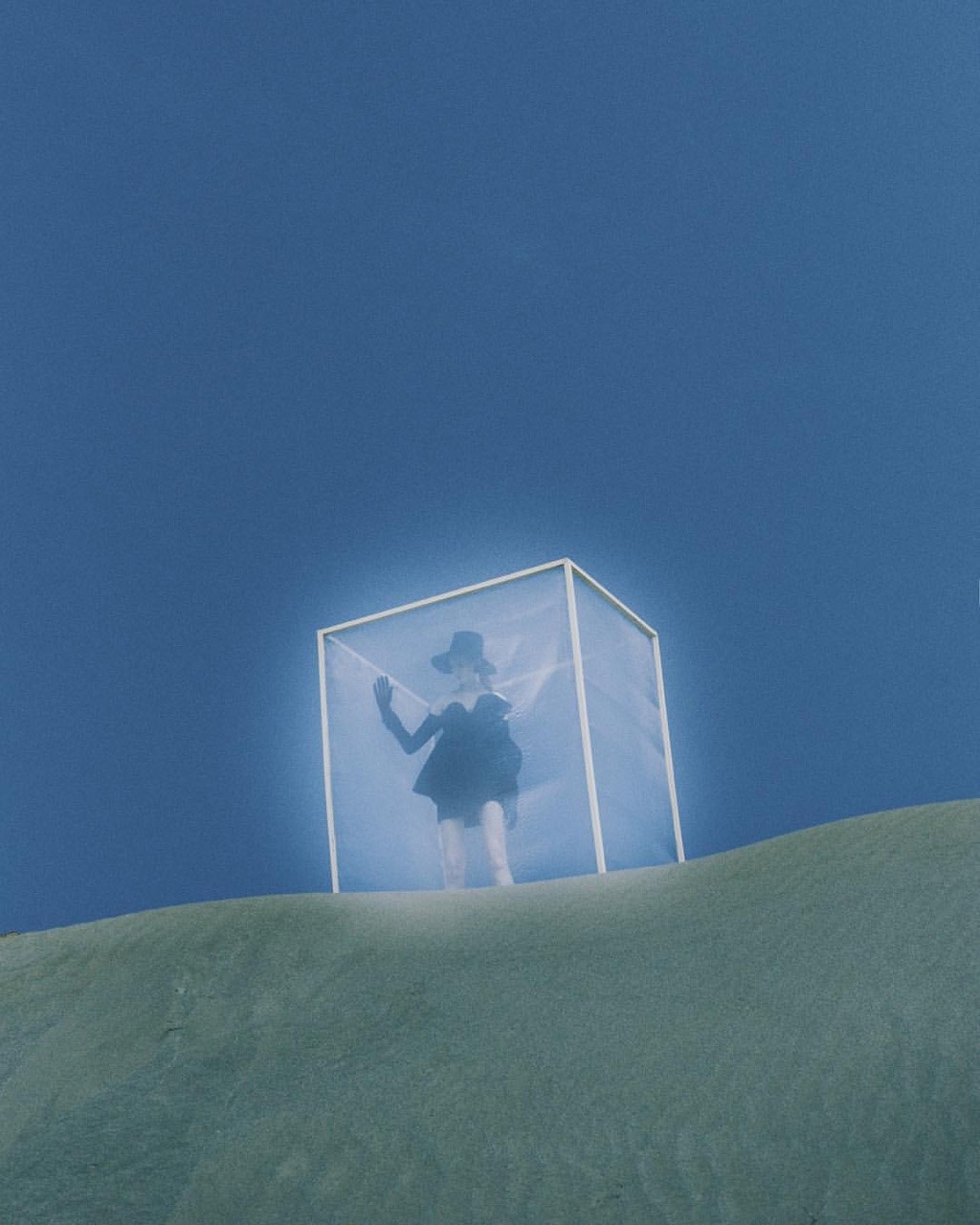 0l0l00l0:  avtavr:  Give Me the Moon | photo by Zhong Lin / with Yii Ooi   🧩
