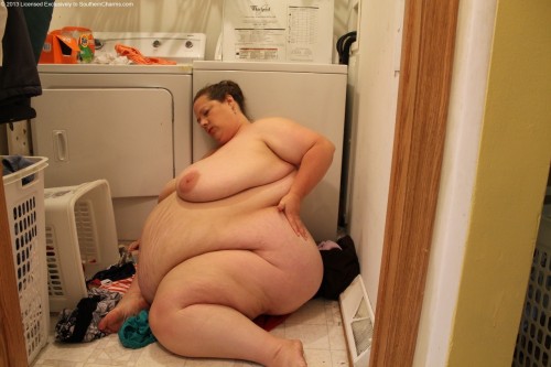 veryfatssbbw:  ssbbwchicklover:  masseffectz:  garyplv:  bayernpaarreif:  callmeyourpiggy:  Omg  Geil  √  Super Sexy!!  I would love to lick all those sexy stretch marks all the way down to that big pussy  veryfatssbbw.tumblr.com : With a body that