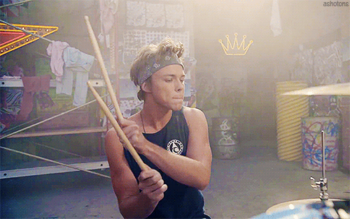 ashotons:  5 Seconds of Summer - She Looks So Perfect 