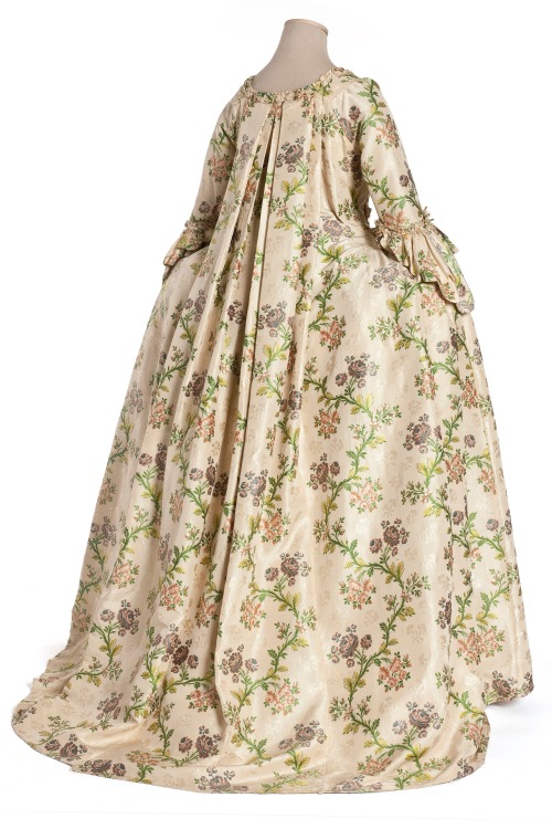 mode-dame:Robe à la Française, c. 1725from Musée des Arts Décoratifs 