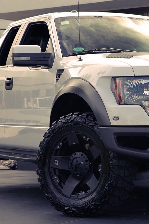 redneckromeostolemyheart:  I wouldn’t mind those rims at all…