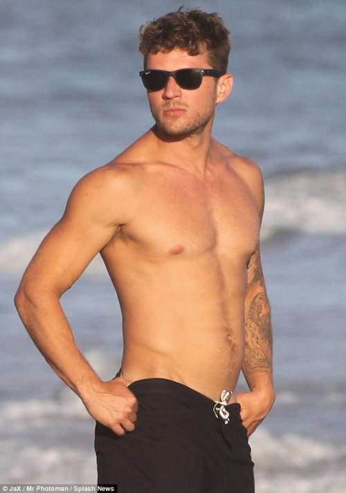 tabloidheat101:  Ryan Phillippe
