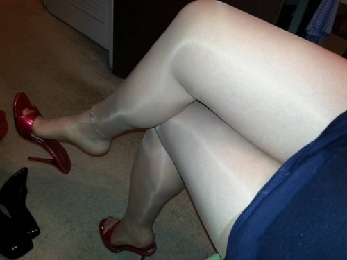 My #legs #thick #thicklegs #legscrossed #crossedlegs in #pantyhose. Another dangle shot. Little bit 