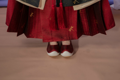 hanfugallery:traditional shoes for chinese hanfu by 步月歌The red shoes are a platform version of Gong 