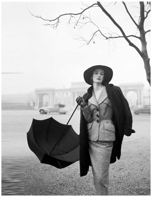 Wenda Parkinson wearing a Hardy Amies suit, 1951. Photo by her husband Norman Parkinson.