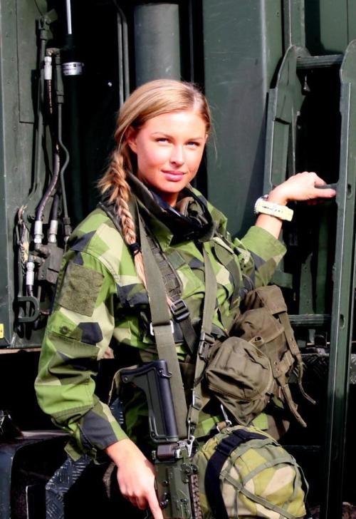 guns-and-babes:Babe with gun get ready! soldier-whores.tumblr.com