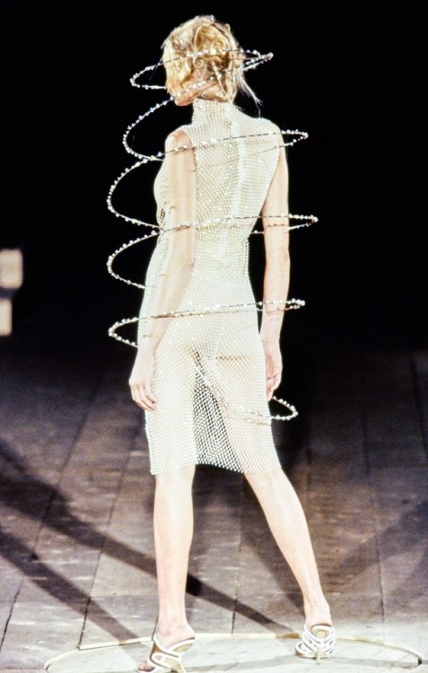 sendommager:Alexander McQueen spring/summer 1999