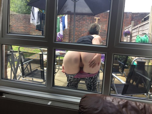 oursexytime21: Cheeky flash through the window ! Pawg