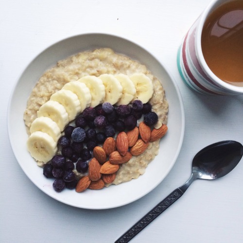 iamnotover:  Vanilla oatmeal with banana, blueberries and almonds, plus a green tea on the side 👌 