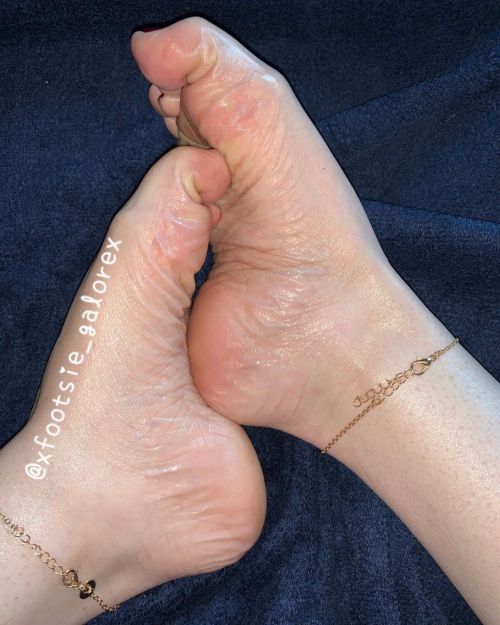 Good morning all . . . . . #oilytoes #oilysoles #oilyfeet #feet #heatonfeet #feetnation #feetselfie