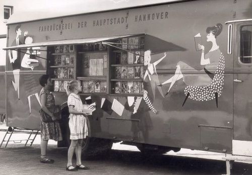 ebookfriendly:A bookmobile of the Hannover Public Library, Germany, 1960s bit.ly/3LT0jIO