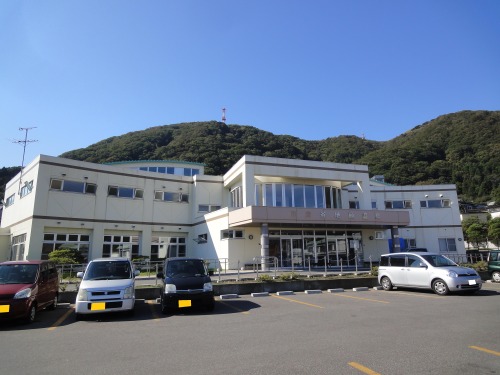 miso-kuso-bonjour: 函館市営谷地頭温泉市営と書いてありますが、現在は民営化されている日帰り入浴施設です朝6時から入浴でき、銭湯料金で温泉を楽しめます地元の人たちが多く、あまり観光客は