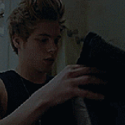 5sos-au-memes:  AU MEME - Luke Hemmings - The Letters that were never sent.  