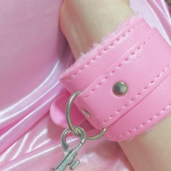 peachy-keen-princess:  Yay my cuffs came! 💕💕