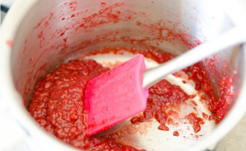 frickyeah1990s:  tentaclecupcakes:  thecakebar:  Homemade Fruit Rollups Tutorial  mmmm. i want to try this~*  me dos