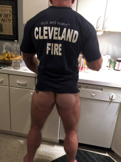 oofahpapa:  dickandduane:  As you can see, Ape doesn’t wear the pants in the family.    ♂♂ http://oofahpapa.tumblr.com/archive