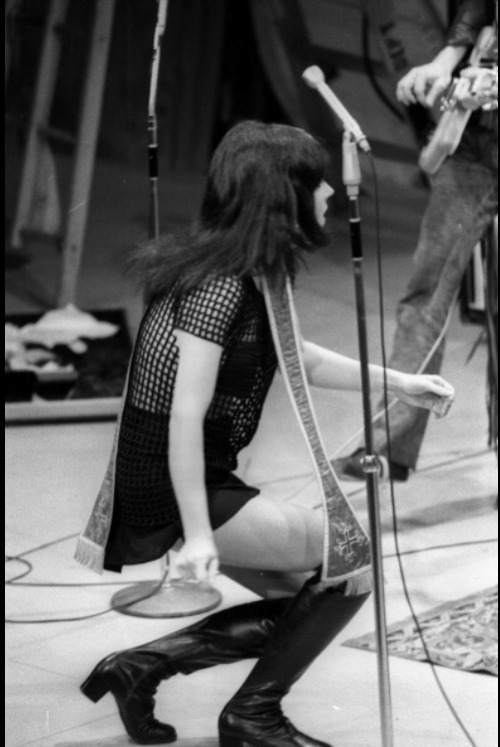 reluctant-martyrs:  Two Snippets of Grace Slick with the equally amazing Jefferson Airplane  That’s quite a gown she’s sporting there. Love the second outfit.