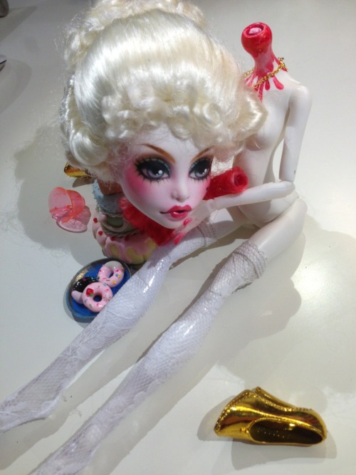 batpoo:  ghouliasadventures:  Antonie Sans-Tête, WIP Repaint by RetrogradeWorks. Antonie is the headless ghost of Marie Antoinette. When she lost her head, she renamed herself and retired to haunt Chateau Gâteau, her remote Austrian estate. Finally