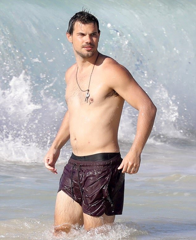 malecelebhub:TAYLOR LAUTNER