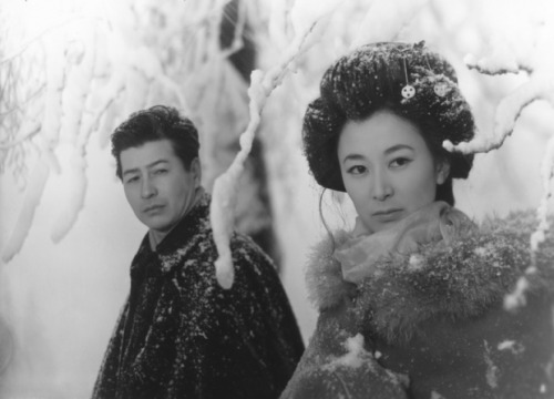 雪国 Yukiguni Snow Country (1957) directed by Shirō Toyoda is based on Kawabata Yasunari’s novel of th