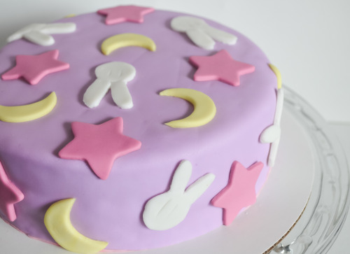 prettyprincessmoonbeam:A birthday cake fit for a moon princess! 